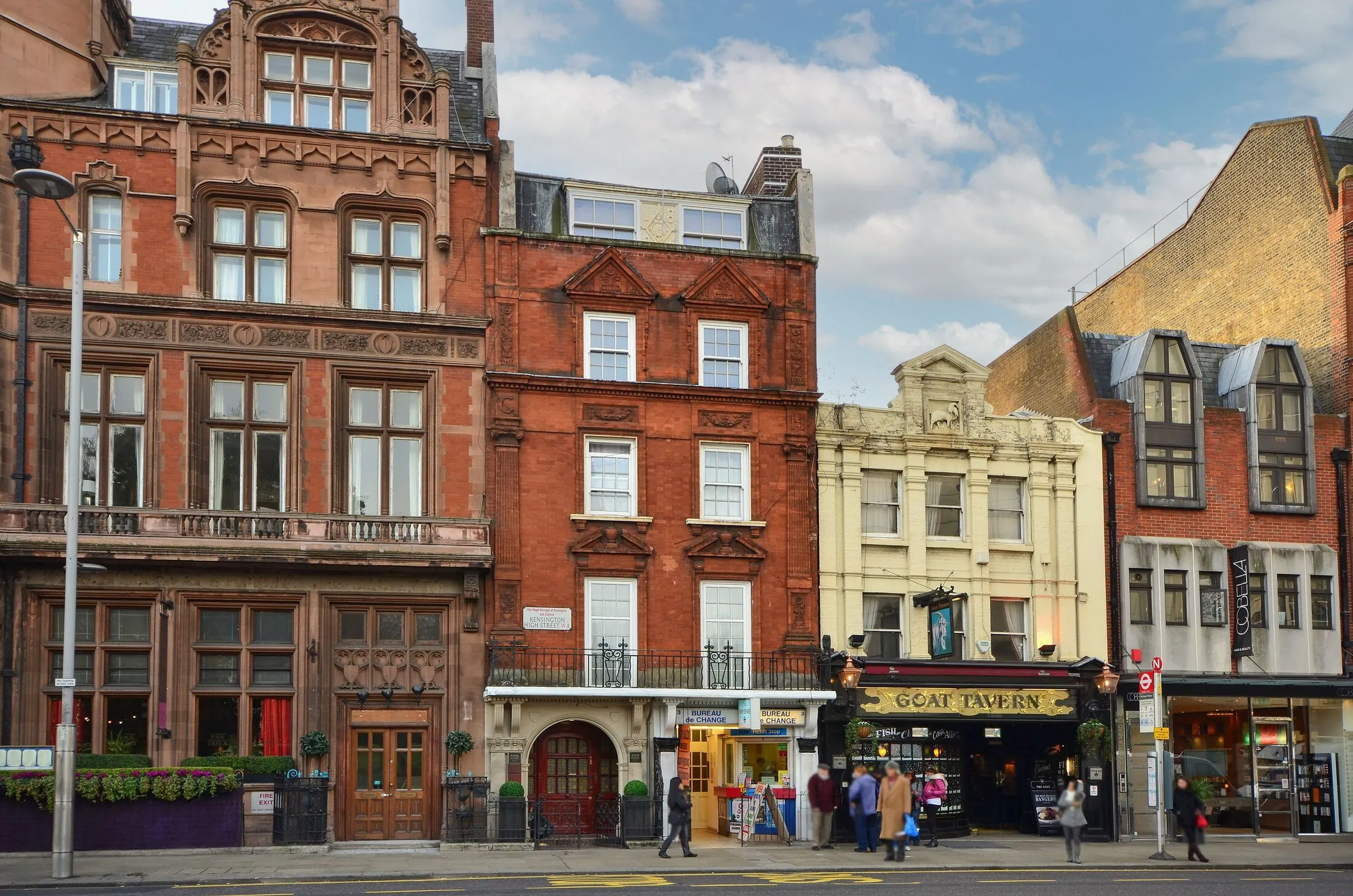 Flat Kensington Court in Greater London