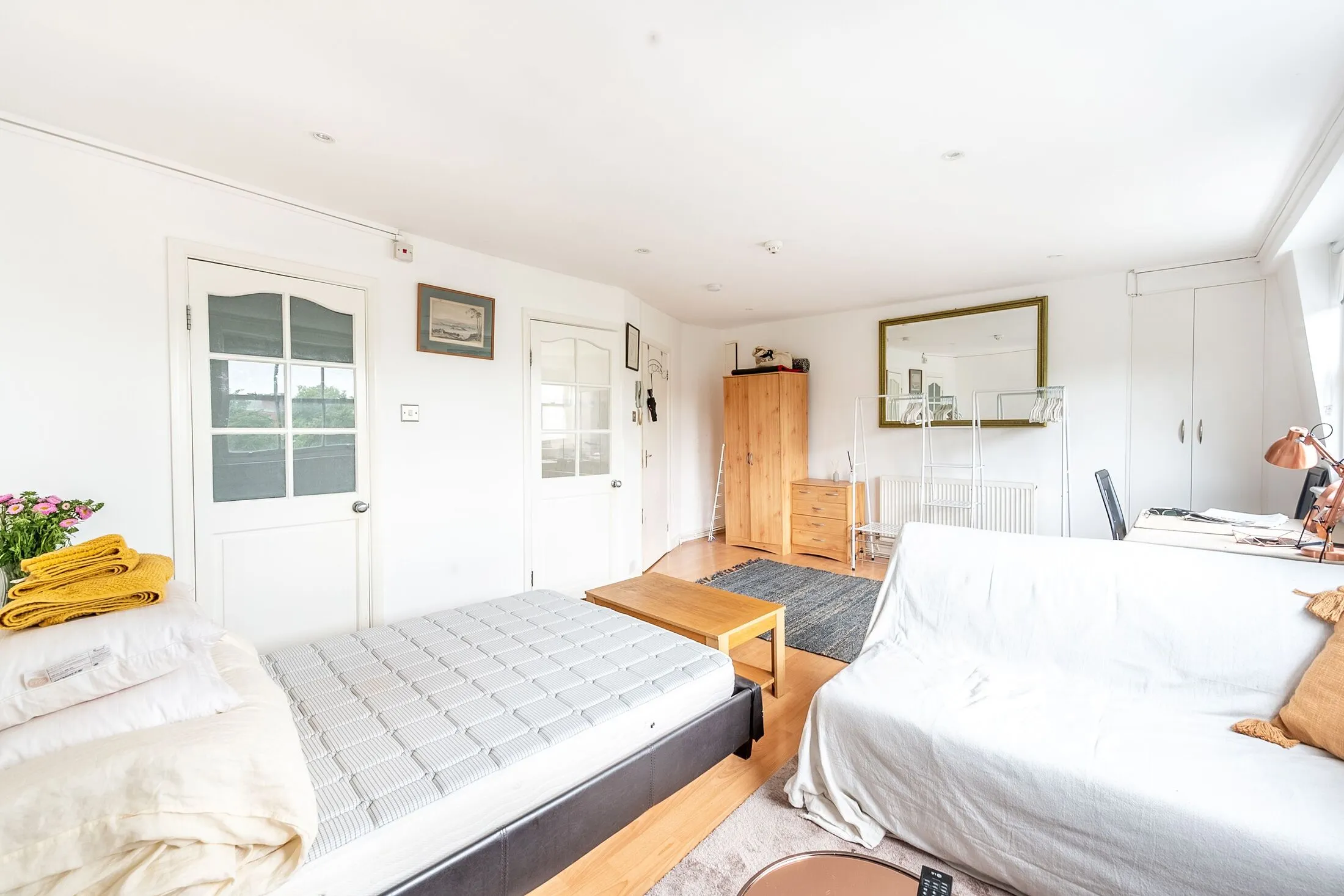 Flat Kensington Court in Greater London