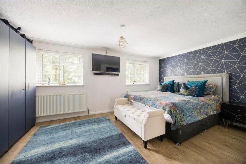 Room Meadow Close in Greater London