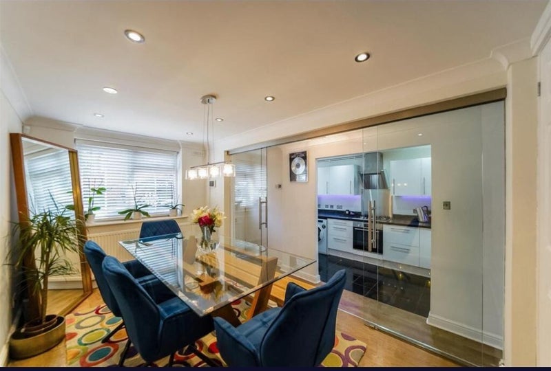 Room Meadow Close in Greater London
