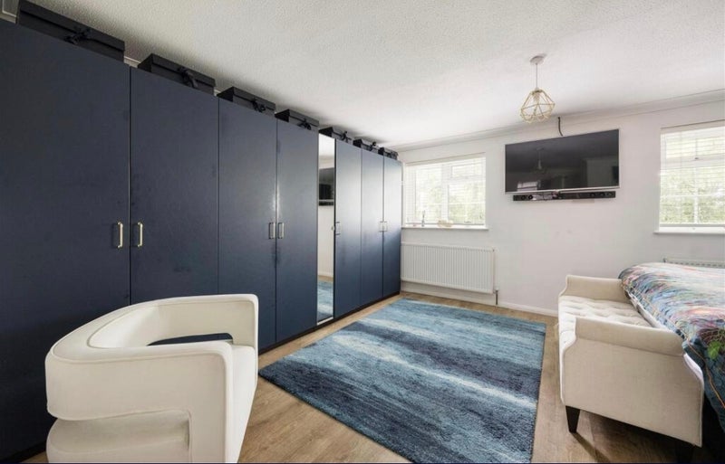 Room Meadow Close in Greater London