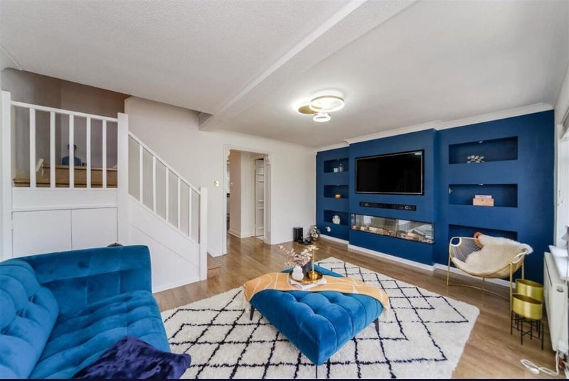 Room Meadow Close in Greater London