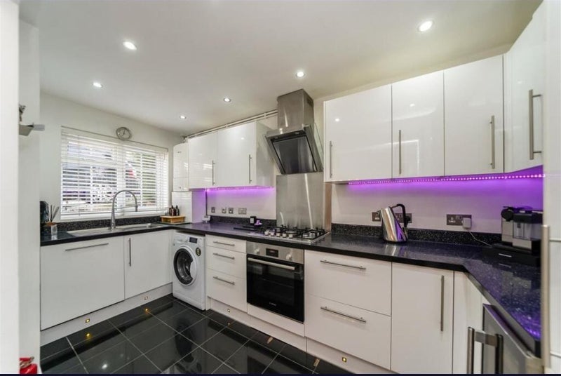 Room Meadow Close in Greater London