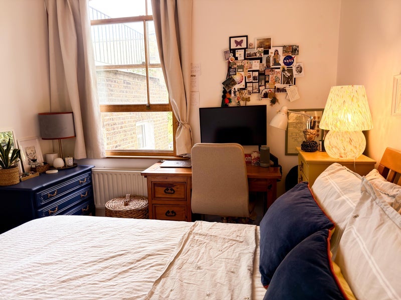 Room Overstone Road in Greater London