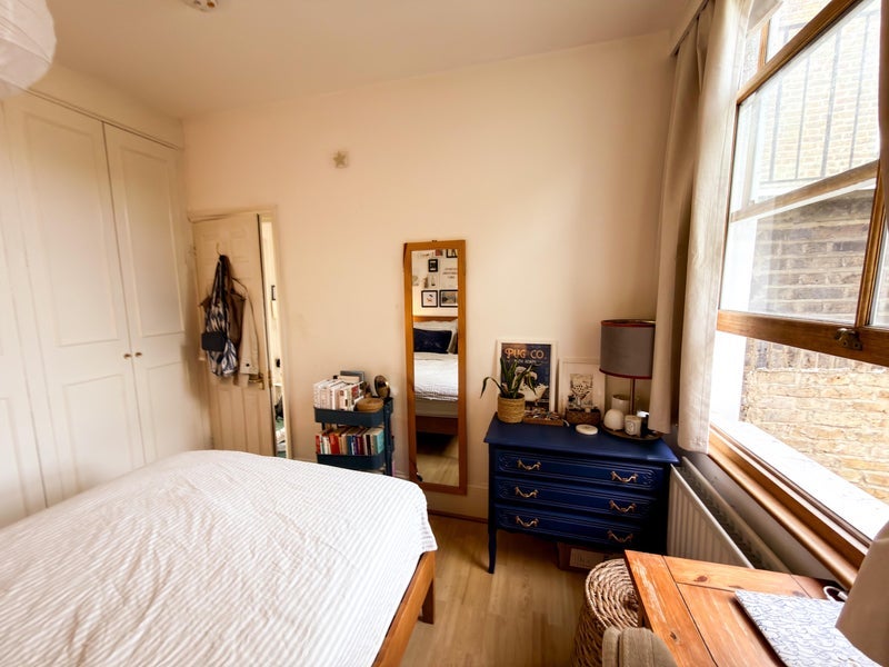 Room Overstone Road in Greater London