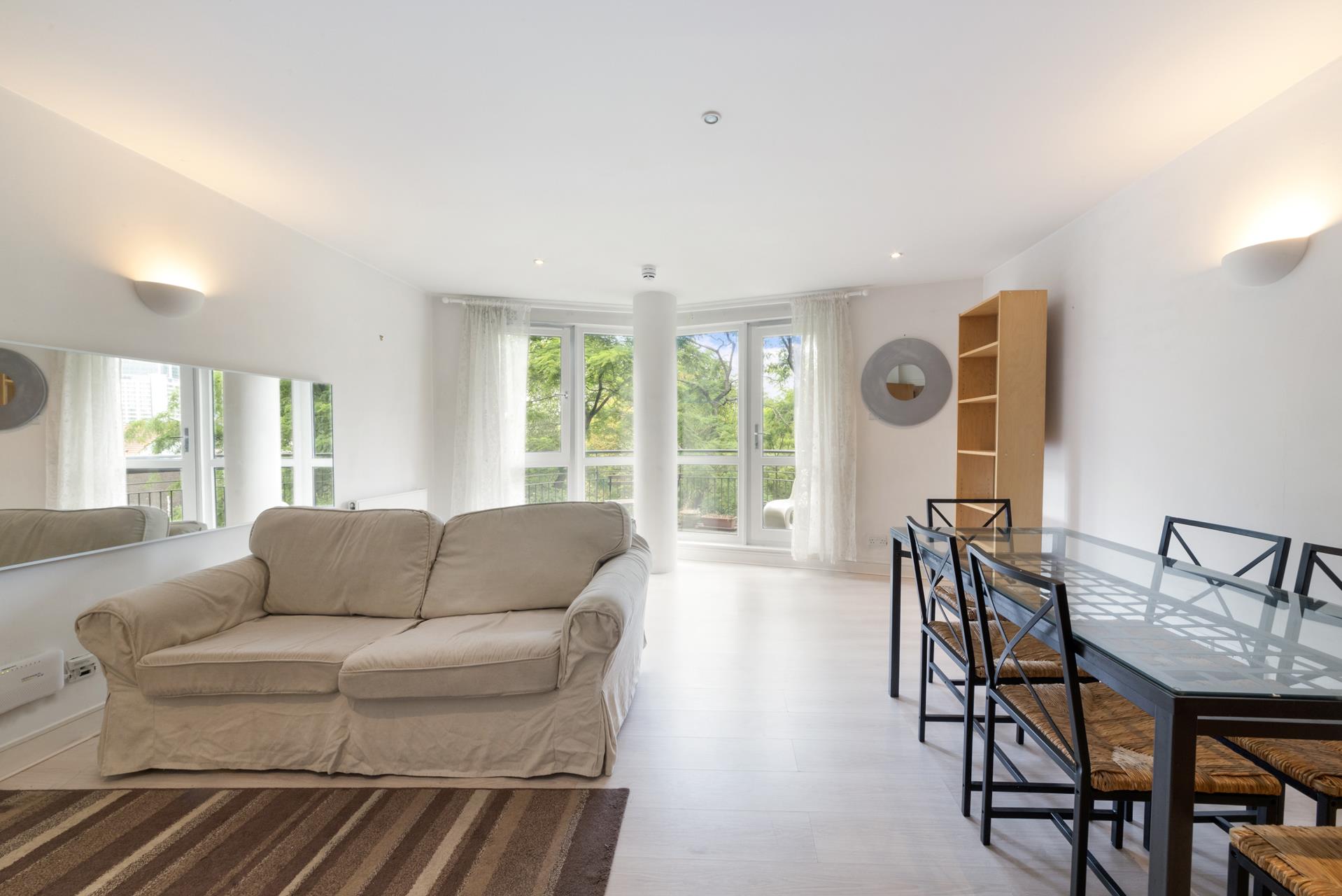 Flat Arnhem Place in Greater London