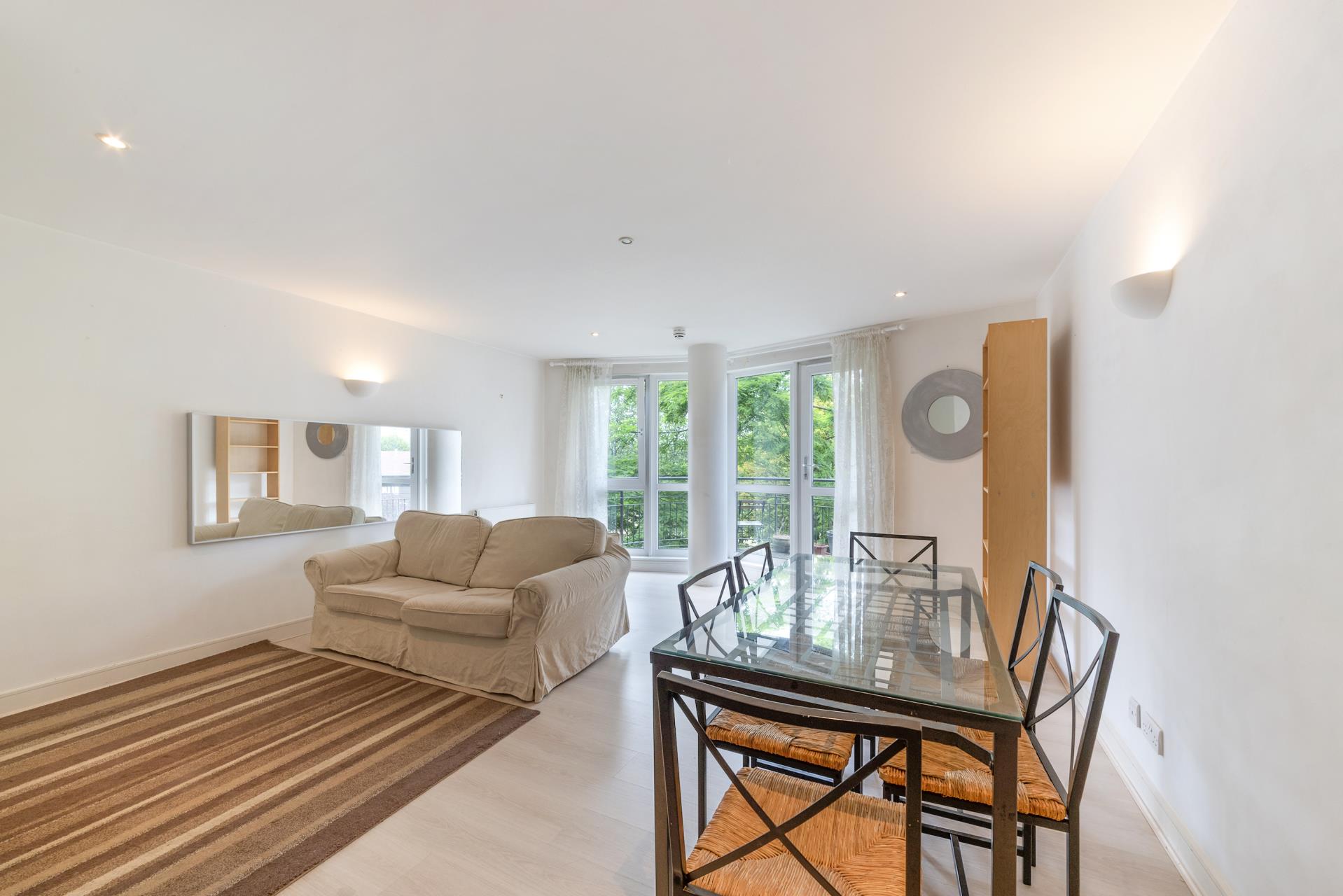 Flat Arnhem Place in Greater London