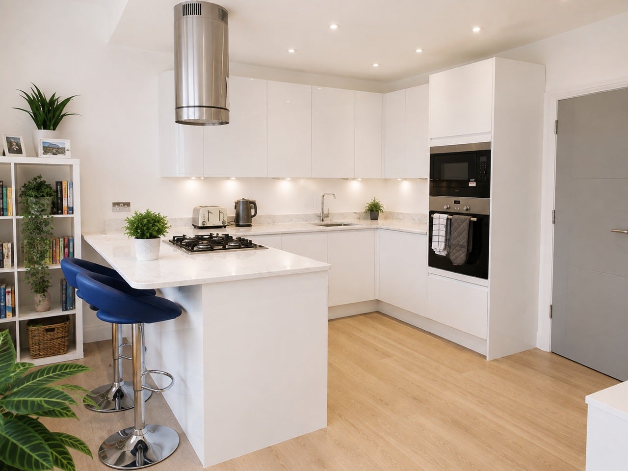 Flat Tooting High Street in Greater London