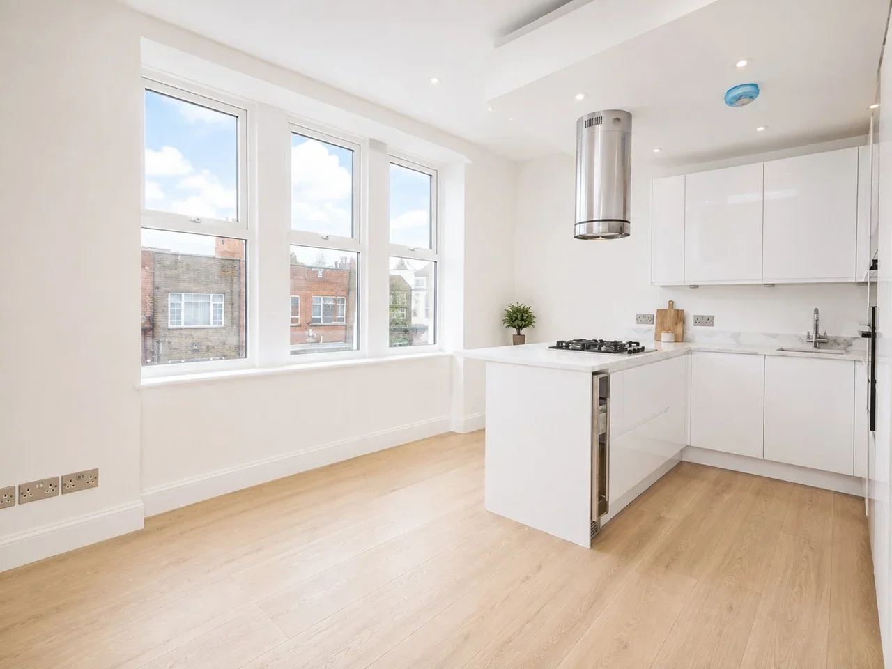 Flat Tooting High Street in Greater London