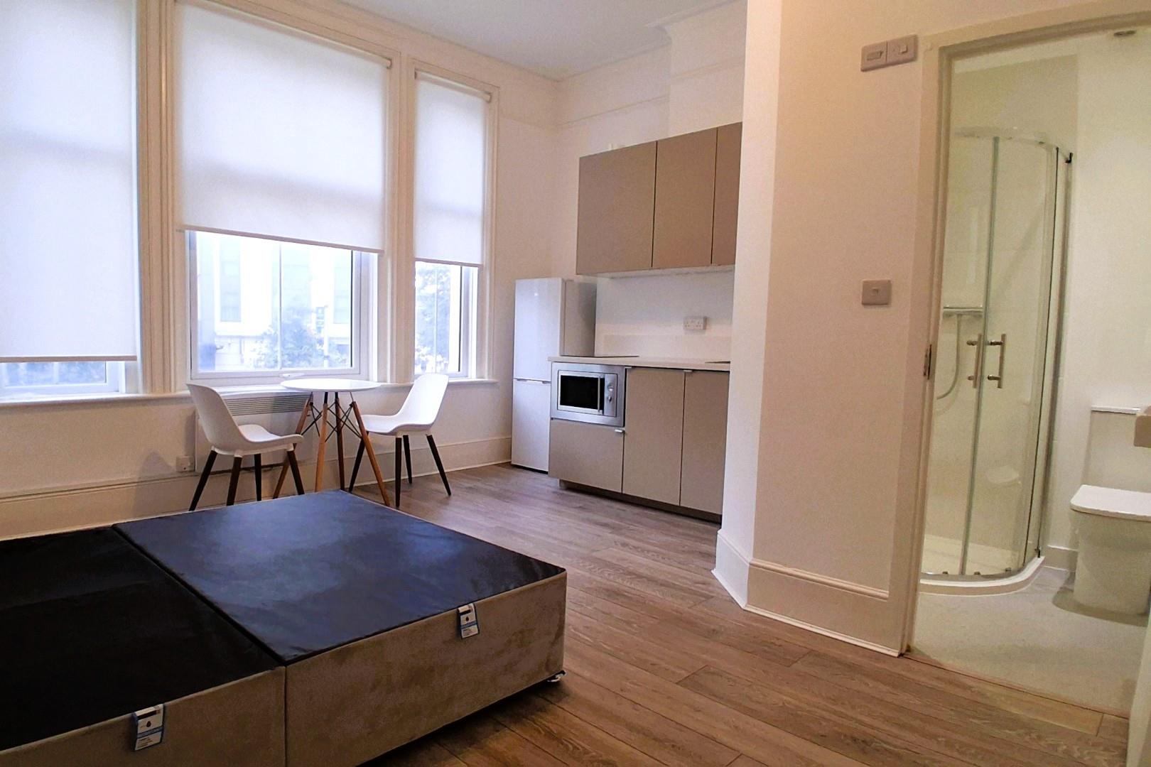 Flat New Broadway in London