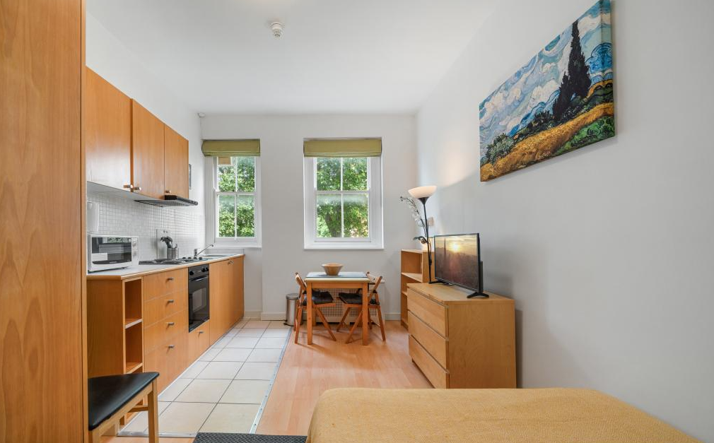 Flat Penywern Road in Greater London