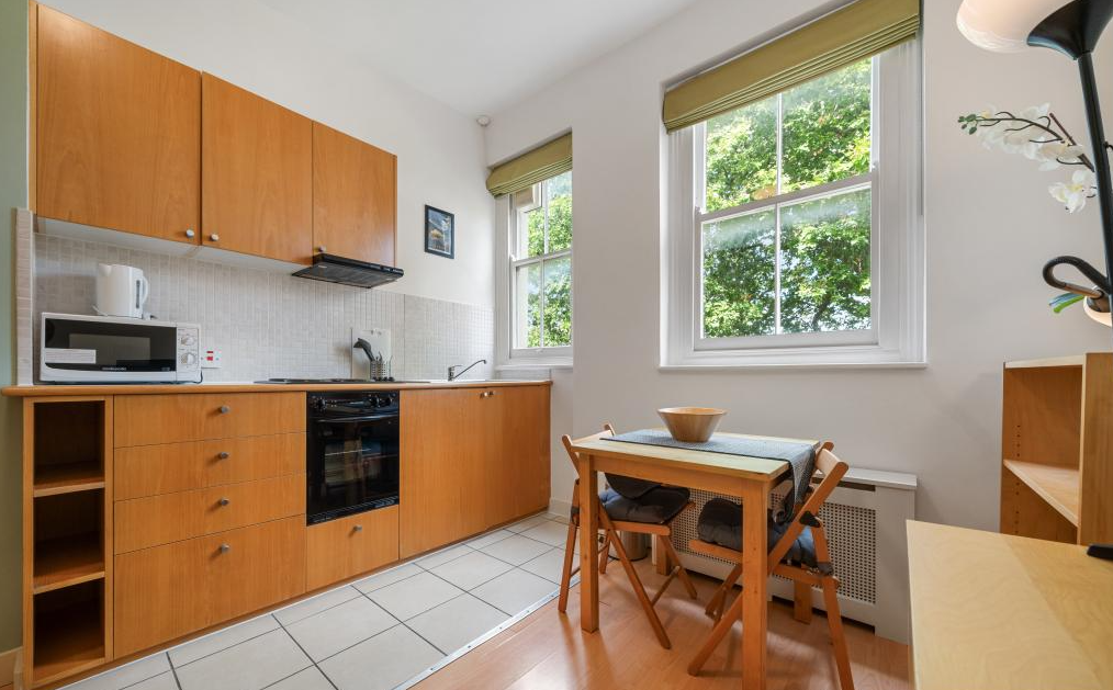 Flat Penywern Road in Greater London
