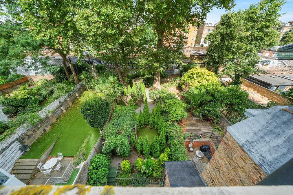Flat Penywern Road in Greater London