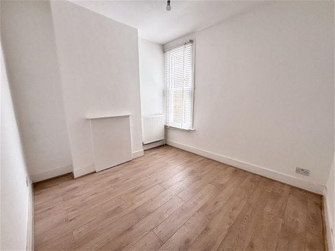 Flat Holland Road in Greater London
