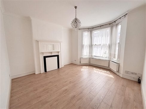 Flat Holland Road in Greater London