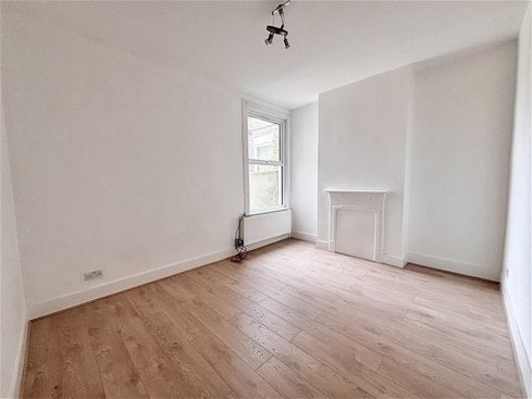Flat Holland Road in Greater London