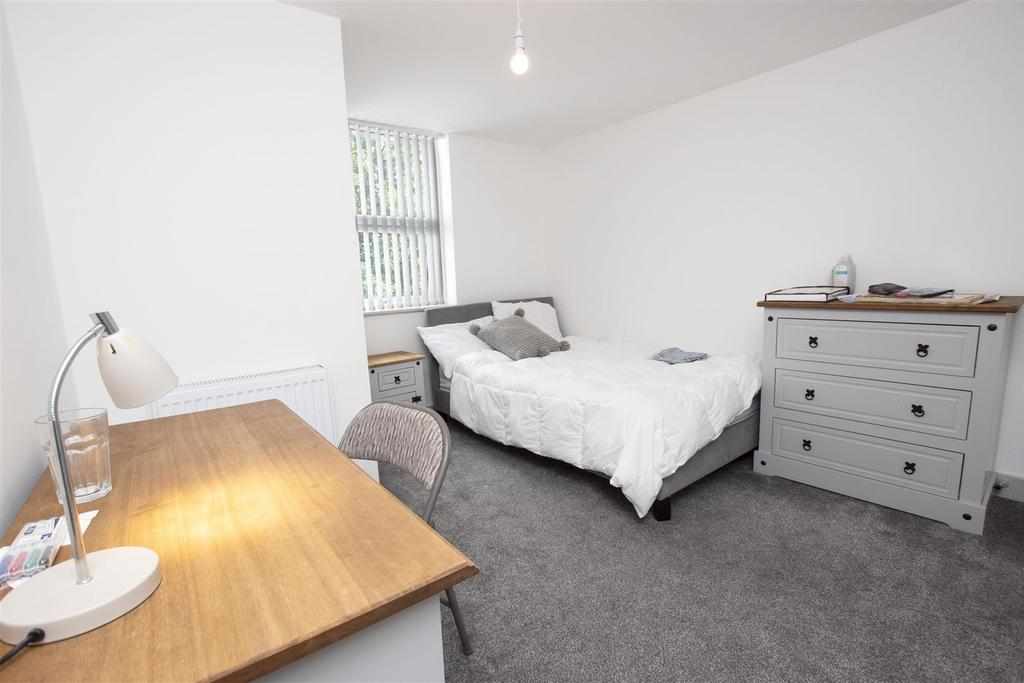 Flat Raddlebarn Road in Birmingham