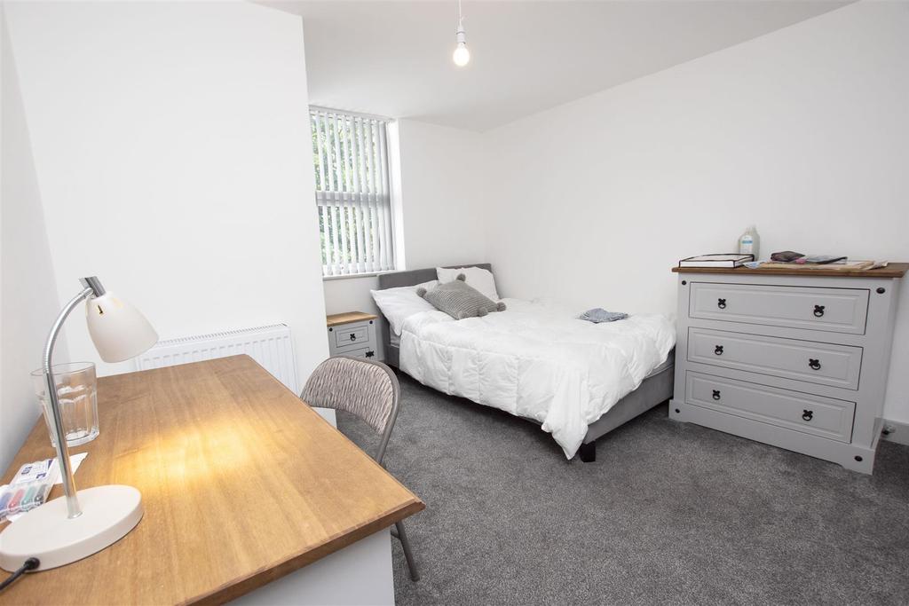 Flat Raddlebarn Road in Birmingham