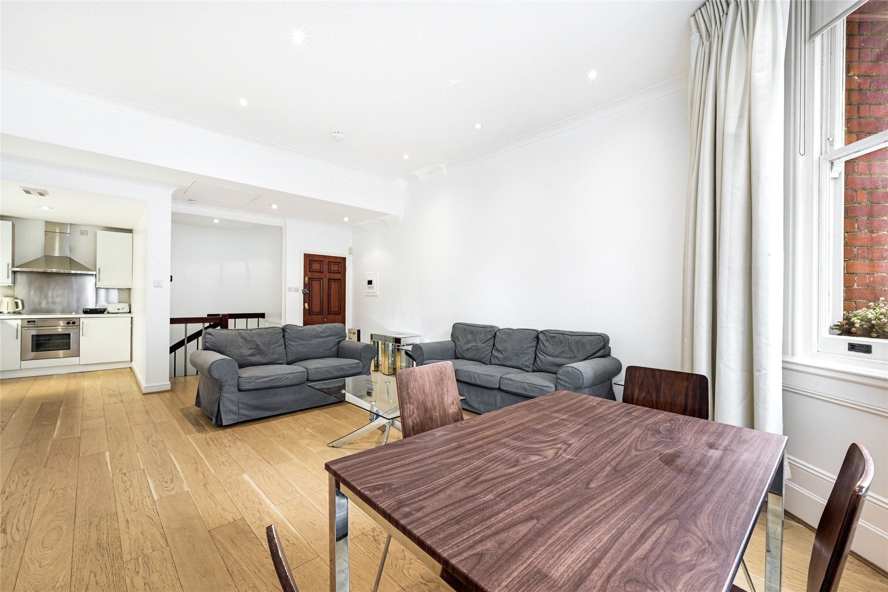 Flat Pont Street in Greater London