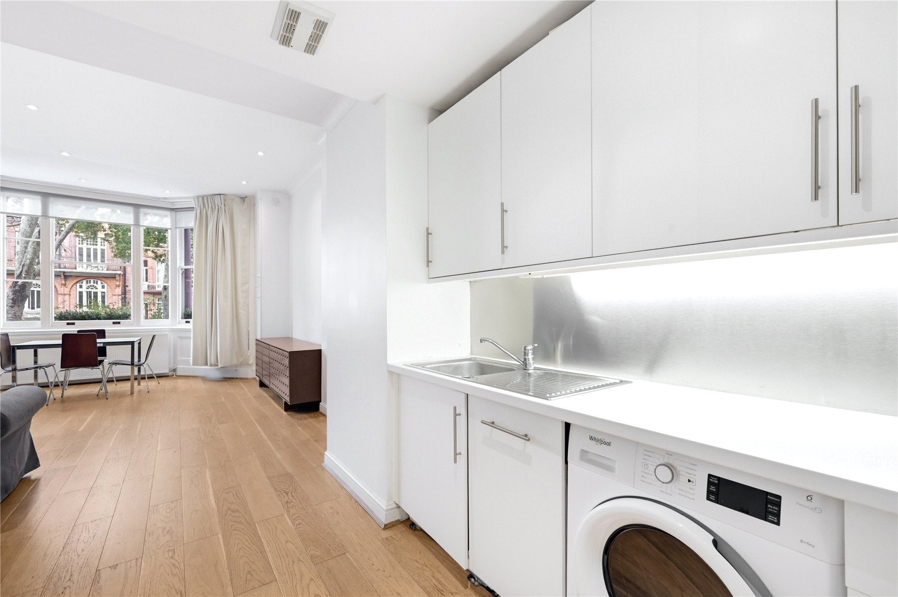 Flat Pont Street in Greater London