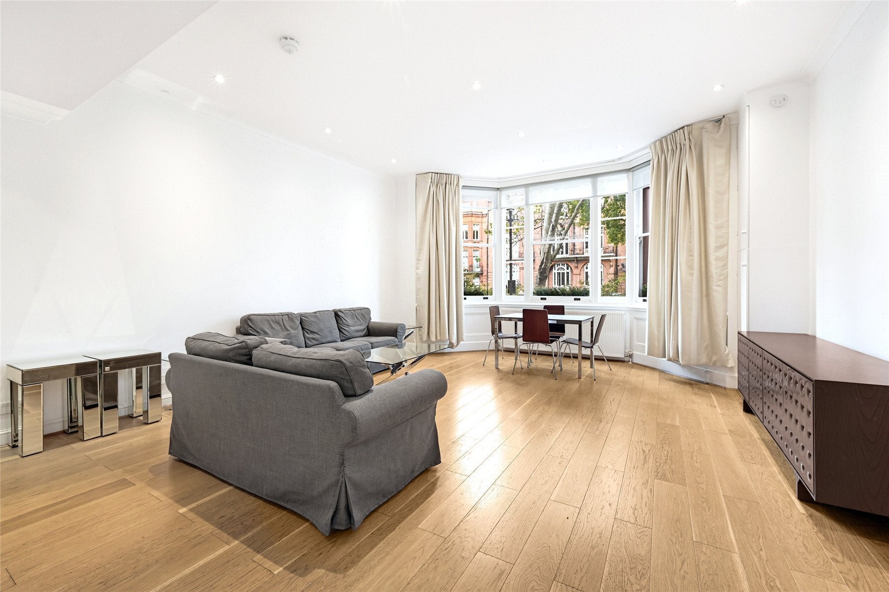 Flat Pont Street in Greater London