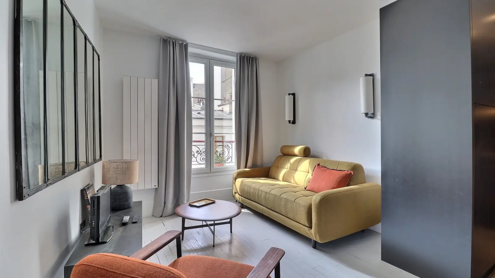 Flat Rue Tholozé in Paris