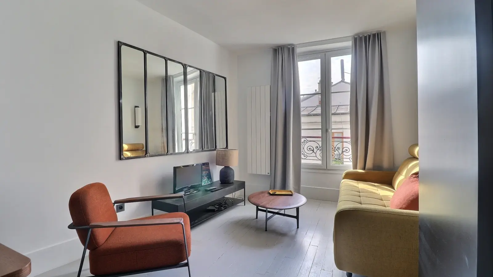 Flat Rue Tholozé in Paris