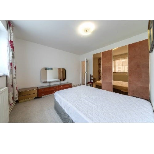 Flat Haydons Road in Greater London