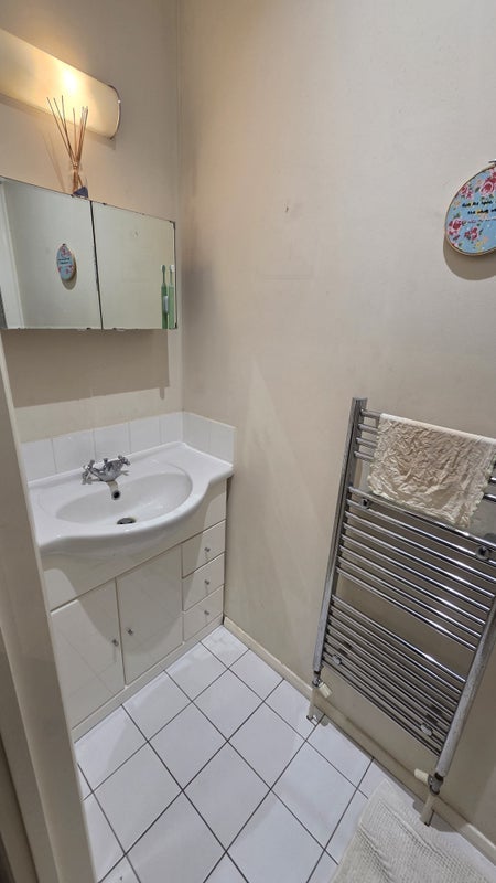 Room Cathnor Road in Greater London