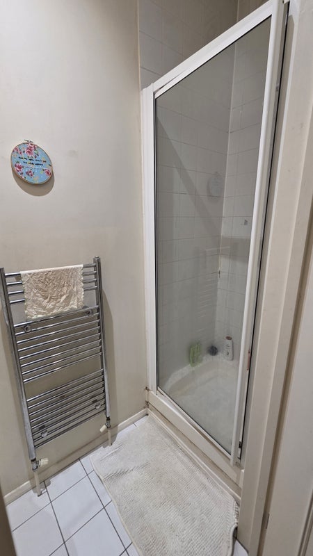 Room Cathnor Road in Greater London