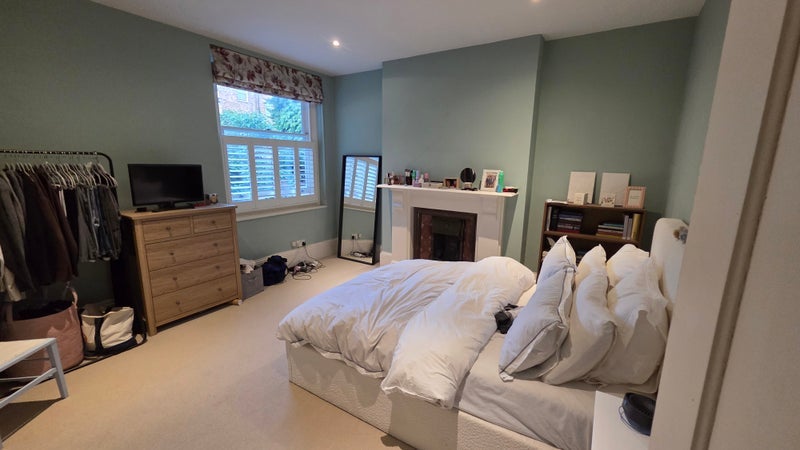 Room Cathnor Road in Greater London
