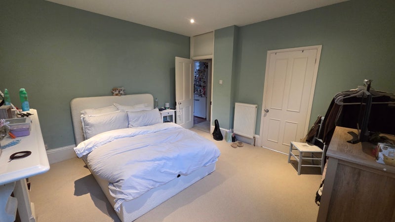 Room Cathnor Road in Greater London