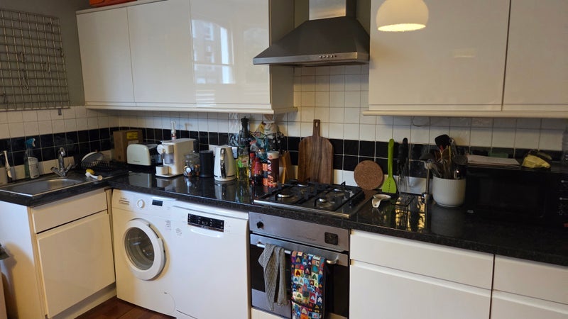 Room Cathnor Road in Greater London