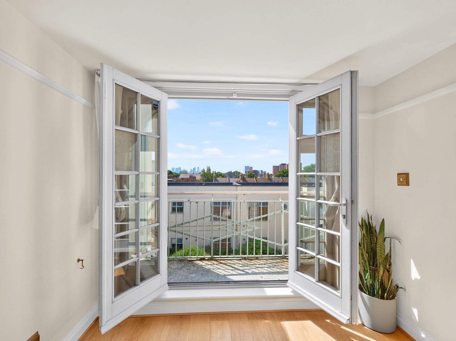 Flat Lower Clapton Road in Greater London
