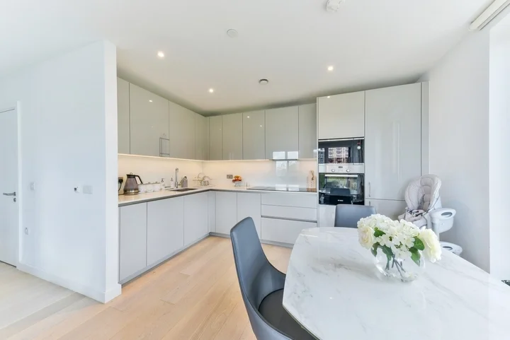 Flat Sayer Street in Greater London