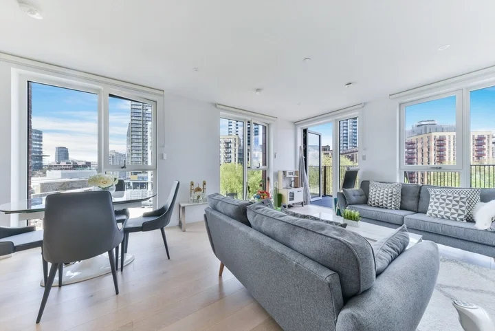 Flat Sayer Street in Greater London
