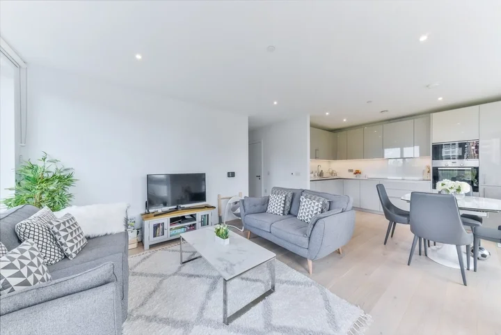 Flat Sayer Street in Greater London