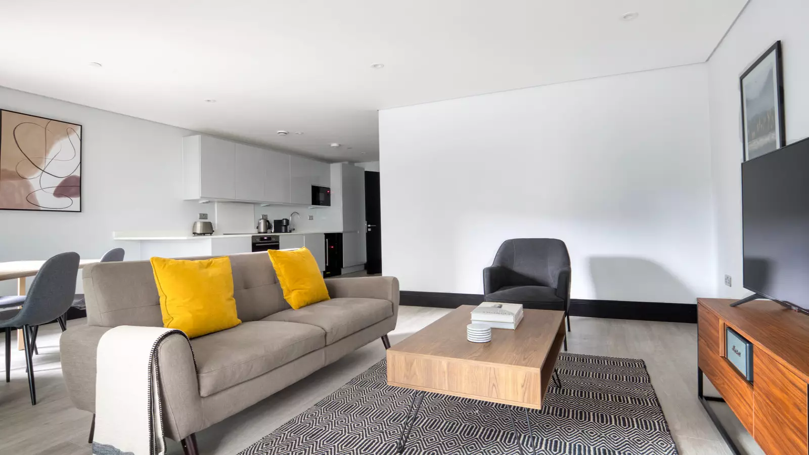Flat Alie Street in Greater London