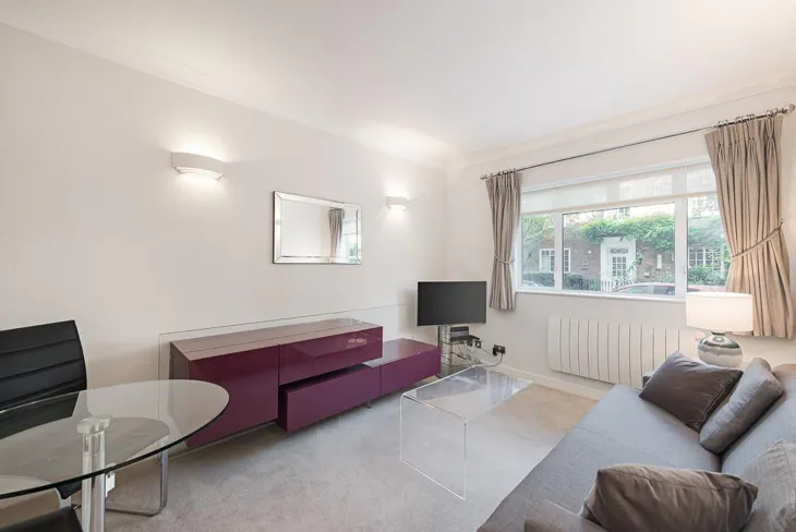 Flat Bywater Street in Greater London