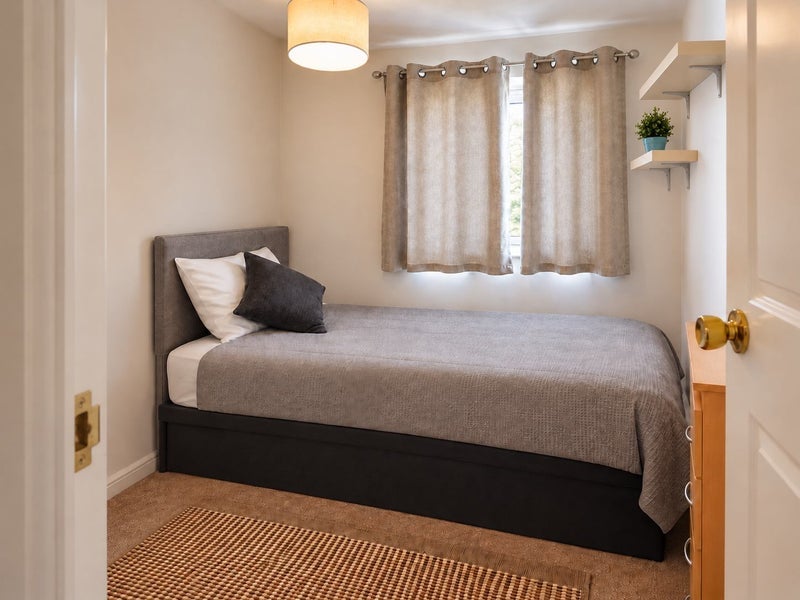 Room Deeley Road in Greater London