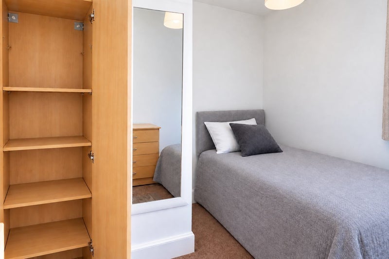 Room Deeley Road in Greater London