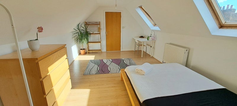 Room High Street in Slough