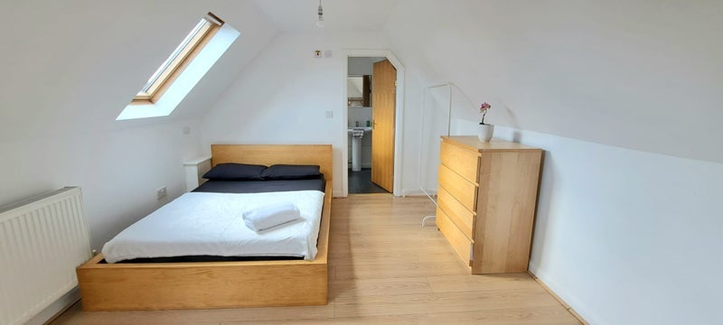 Room High Street in Slough