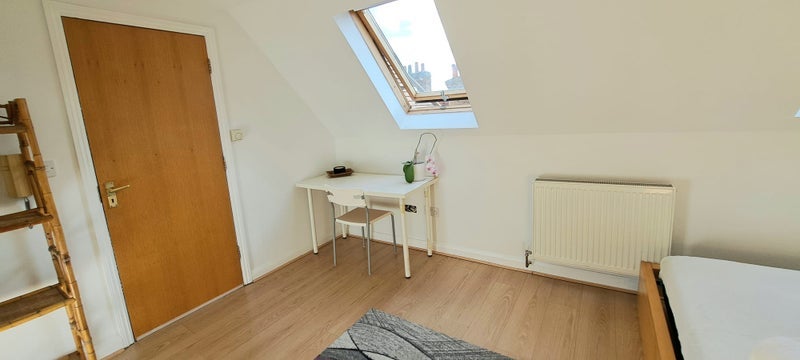 Room High Street in Slough