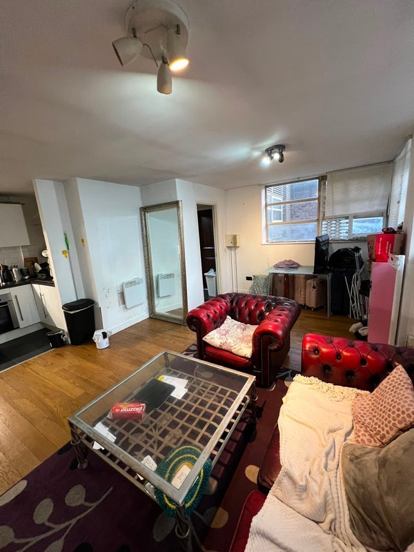 Room Alscot Road in Greater London