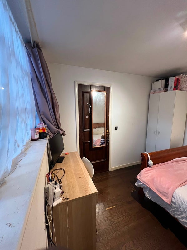 Room Alscot Road in Greater London