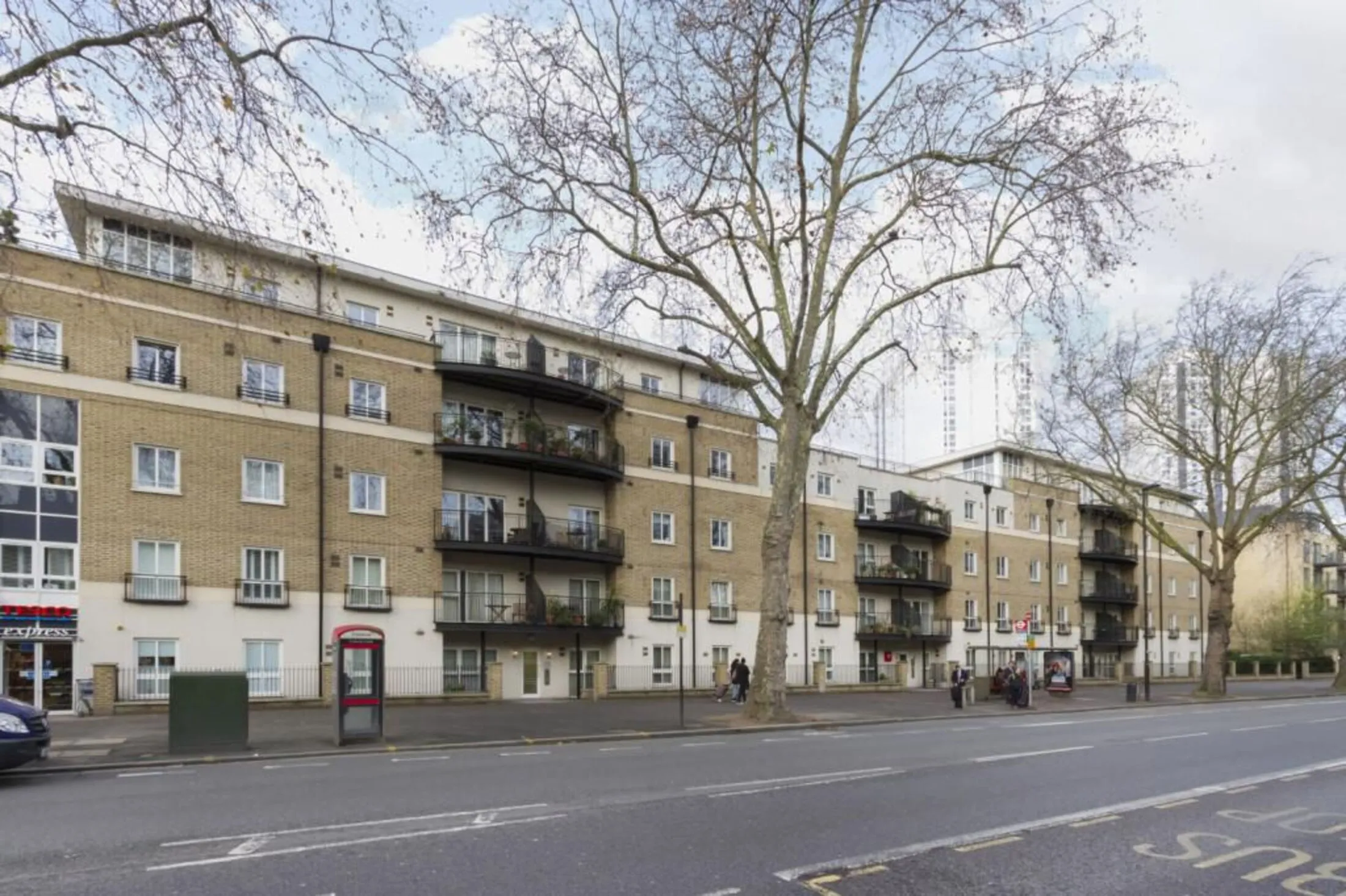 Flat Black Prince Road in Greater London