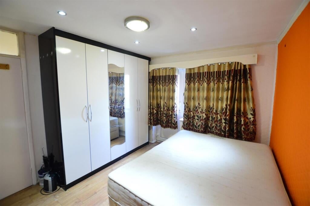 Flat Stoke Poges Lane in Slough