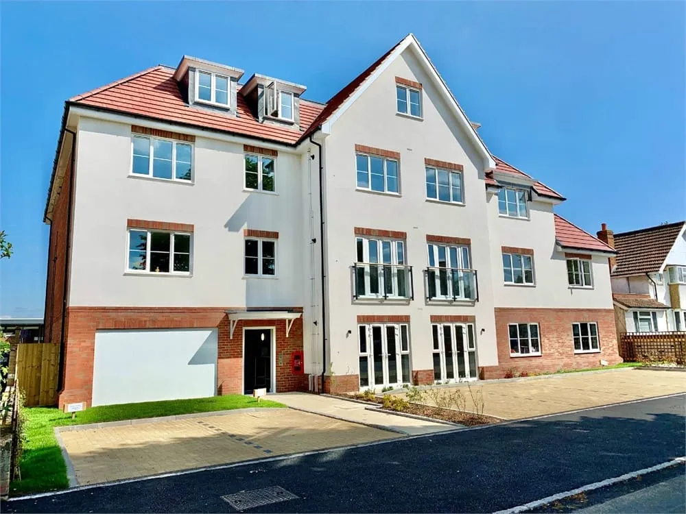 Flat Bathurst Walk in Richings Park
