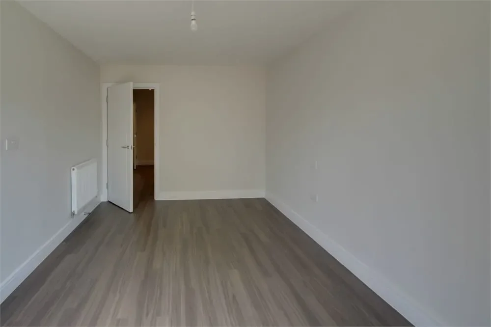 Flat Bathurst Walk in Richings Park